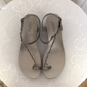 Toe-ring sandals